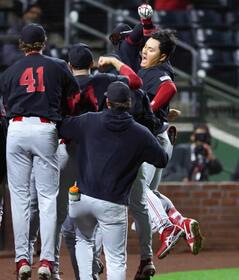 　３回、ソロを放ちチームメートに迎えられるスタンフォード大・佐々木（右端）（共同）