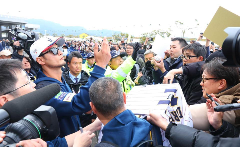 　サインに応じるダルビッシュ有（撮影・金田祐二）