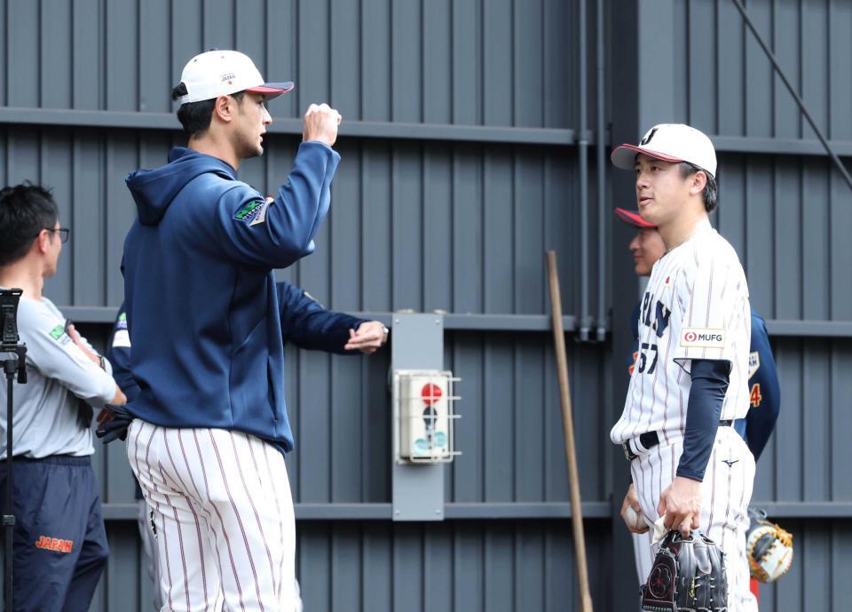 　ダルビッシュ有（左）からアドバイスをもらう日本ハム・北山（撮影・伊藤笙子）