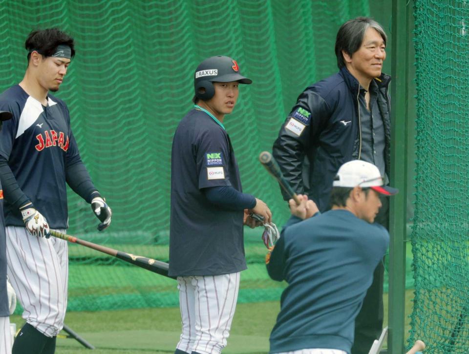 松井氏にあいさつする（撮影・金田祐二）