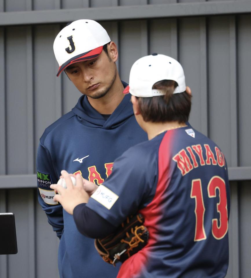 宮城（手前）からの相談に乗るダルビッシュ（撮影・伊藤笙子）