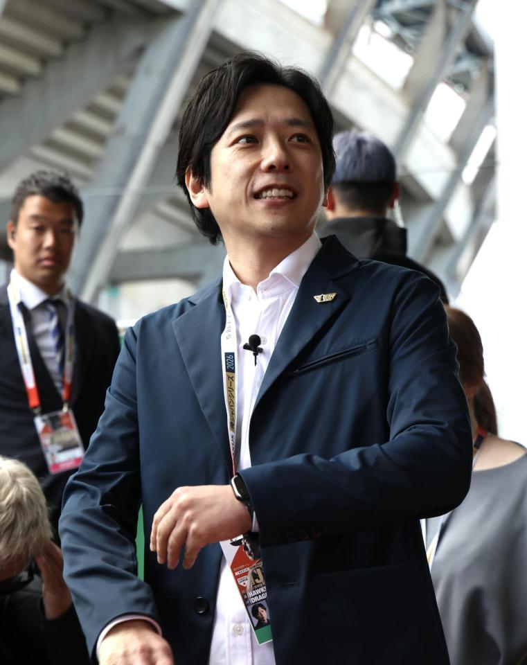 ブルペンを訪れた二宮和也（撮影・伊藤笙子）