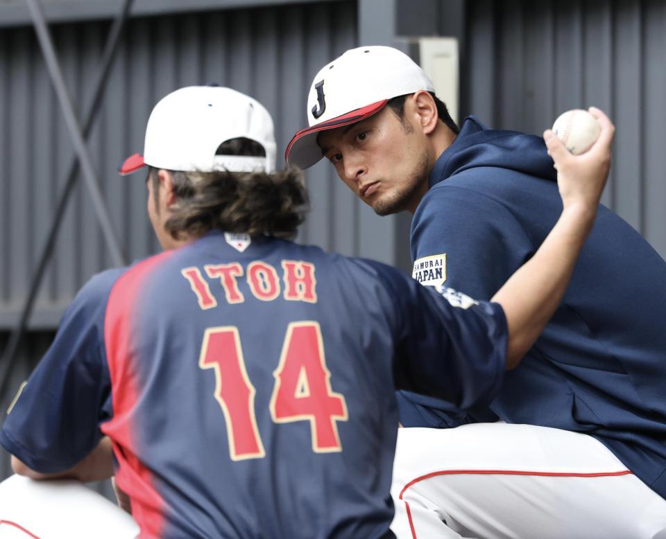 アドバイスを求める伊藤（手前）に真剣な眼差しを向けるダルビッシュ（撮影・伊藤笙子）