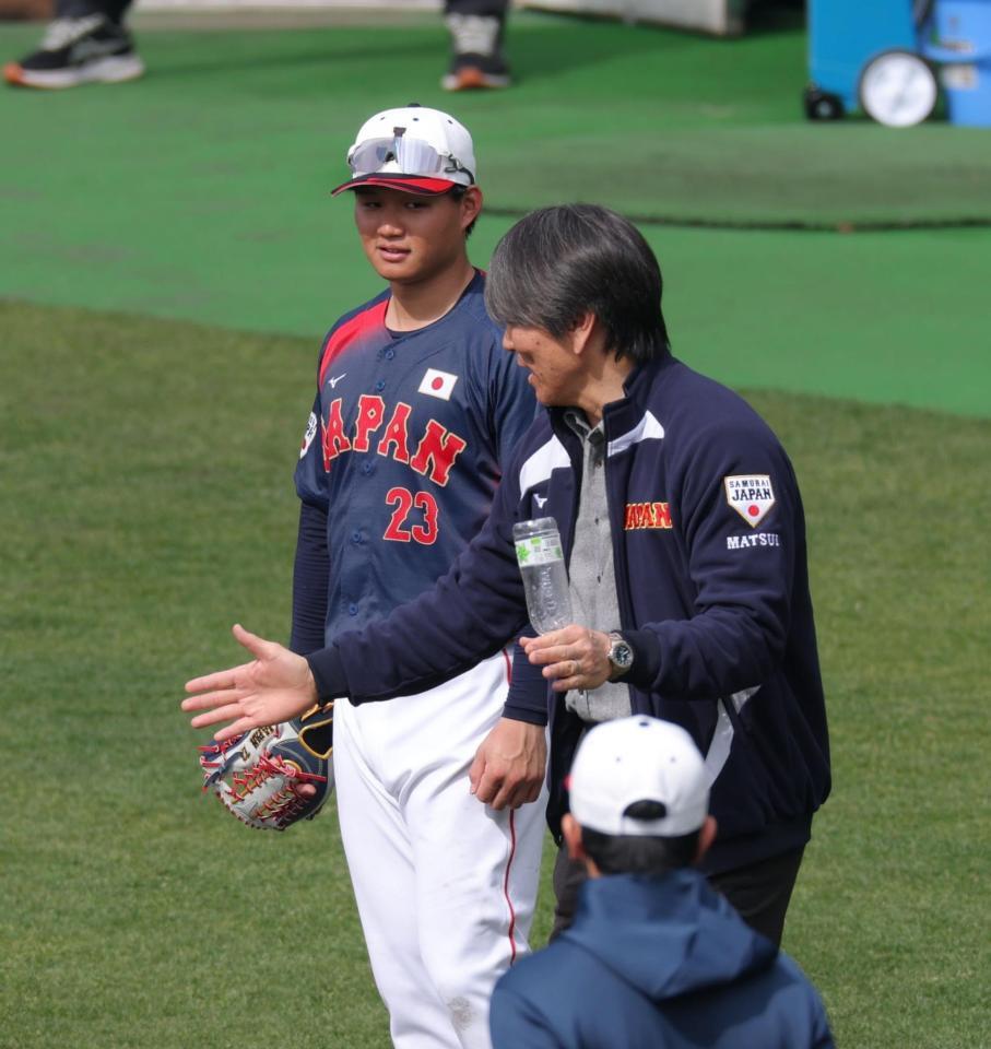 松井秀喜氏から打撃指導を受ける森下（撮影・金田祐二）