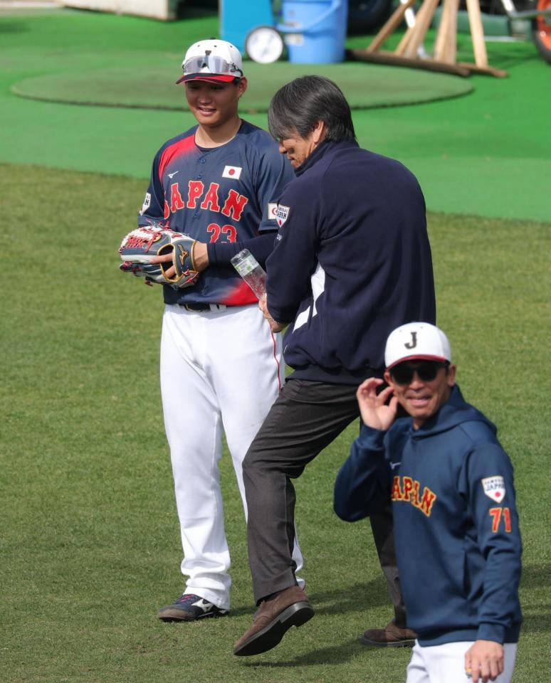 松井秀喜氏から打撃指導を受ける森下（撮影・金田祐二）