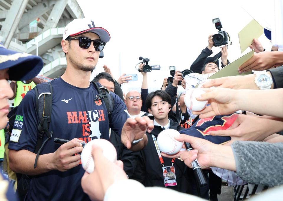 練習後、サインに応じるパドレス・ダルビッシュ有（撮影・伊藤笙子）