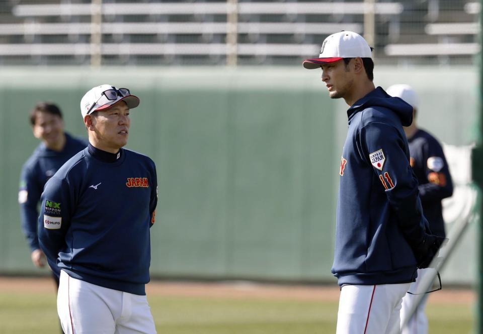 アドバイザーのダルビッシュ（右）と話す井端監督