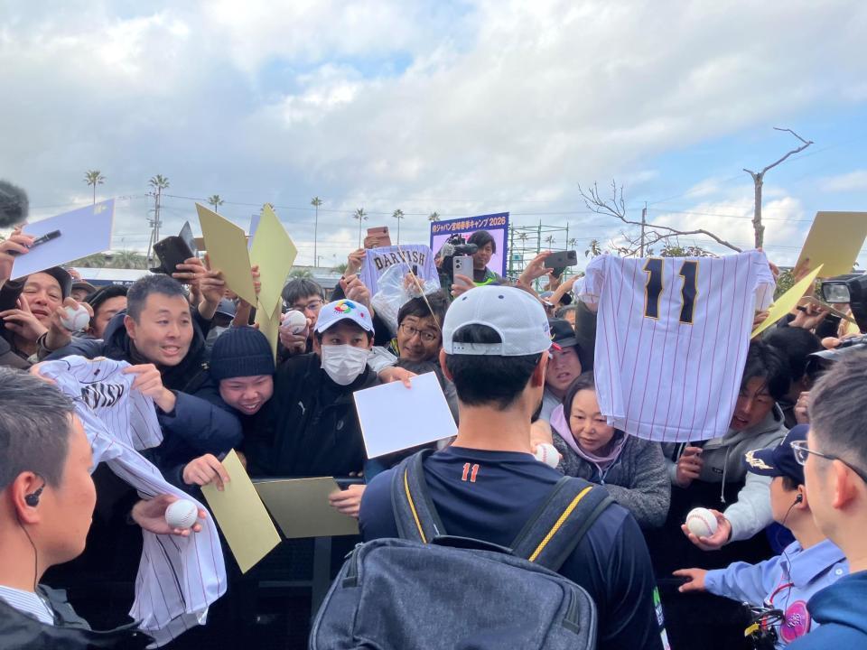 練習後にファンのサインに応じるダルビッシュ