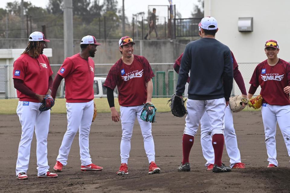 投手ノックで笑顔を見せる前田（左から３人目）＝撮影・持木克友