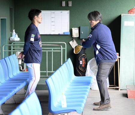 　ベンチで松井氏（右）のアドバイスを聞く坂本（撮影・伊藤笙子）