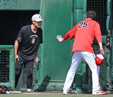 新井監督（２５）にあいさつする坂本勇（撮影・飯室逸平）