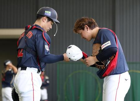 宮城（右）のボールを受け、グータッチする坂本（撮影・伊藤笙子）