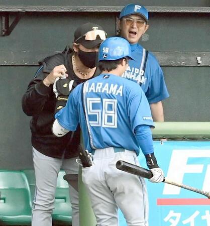 　９回、打点を挙げた奈良間（５８）を迎える新庄監督（撮影・持木克友）