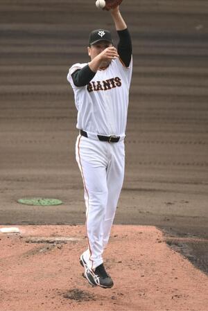 ライブＢＰに登板し甲斐の打球に飛びつく田中将（撮影・開出牧）