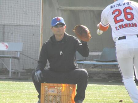 キャンプで選手を見守り、練習のサポートをするオイシックスの桑田真澄ＣＢＯ