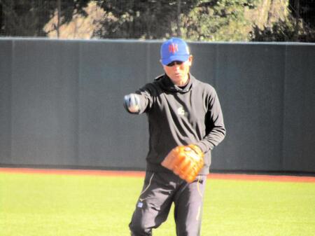 キャンプで選手を見守り、練習のサポートをするオイシックスの桑田真澄ＣＢＯ