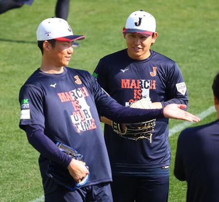 話し込む宮城と曽谷（撮影・金田祐二）