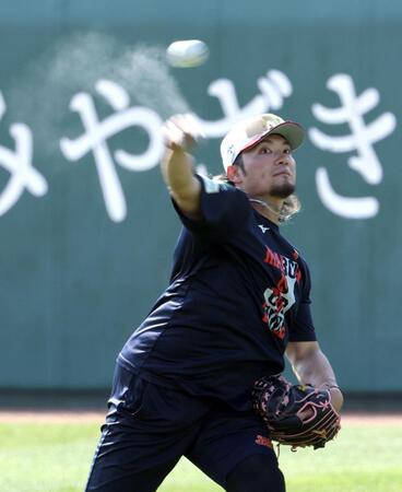 キャッチボールをする伊藤（撮影・伊藤笙子）