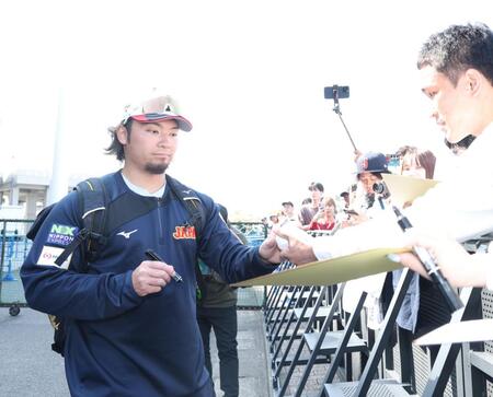 ファンにサインする伊藤（撮影・金田祐二）