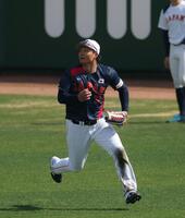 打撃練習でレフトの守備につく森下（撮影・金田祐二）