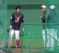 打撃投手を務めた能見篤史コーチと話す坂本（撮影・金田祐二）