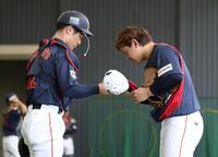 宮城（右）のボールを受け、グータッチする坂本（撮影・伊藤笙子）