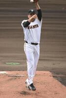 ライブＢＰに登板し甲斐の打球に飛びつく田中将（撮影・開出牧）