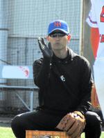 キャンプで選手を見守り、練習のサポートをするオイシックスの桑田真澄ＣＢＯ