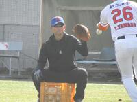 キャンプで選手を見守り、練習のサポートをするオイシックスの桑田真澄ＣＢＯ