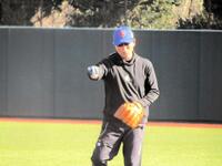 キャンプで選手を見守り、練習のサポートをするオイシックスの桑田真澄ＣＢＯ