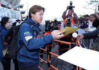 練習を終え、サインに応じるオリックス・宮城大弥＝ひなたサンマリンスタジアム宮崎（撮影・伊藤笙子）