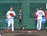 ライブＢＰで黒川（右）を斬って取る前田（撮影・持木克友）