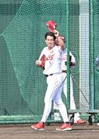 ライブＢＰを終えナインにあいさつする前田（撮影・持木克友）