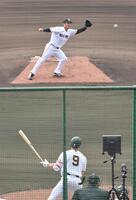 ライブＢＰに登板し松本（手前）を二ゴロに打ち取る則本（撮影・開出牧）