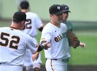 ライブＢＰで最後の打者・佐々木を一ゴロに打ち取り、リチャード（左）から“ウイニングボール”を受け取る田中将（撮影・開出牧）