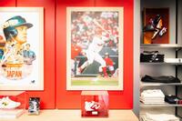 ニューバランス原宿に大谷のスパイク（左）のとなりに飾られている小園のスパイク