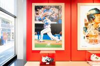 ニューバランス原宿に大谷のスパイク（右）のとなりに飾られている牧のスパイク