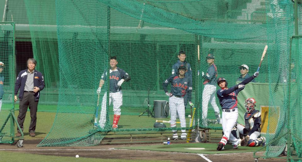 　打撃練習する森下と見守る松井秀喜氏（左端）（撮影・金田祐二）
