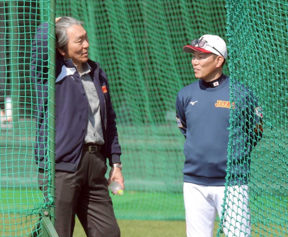 　松井氏と話し込む井端監督（（撮影・金田祐二）