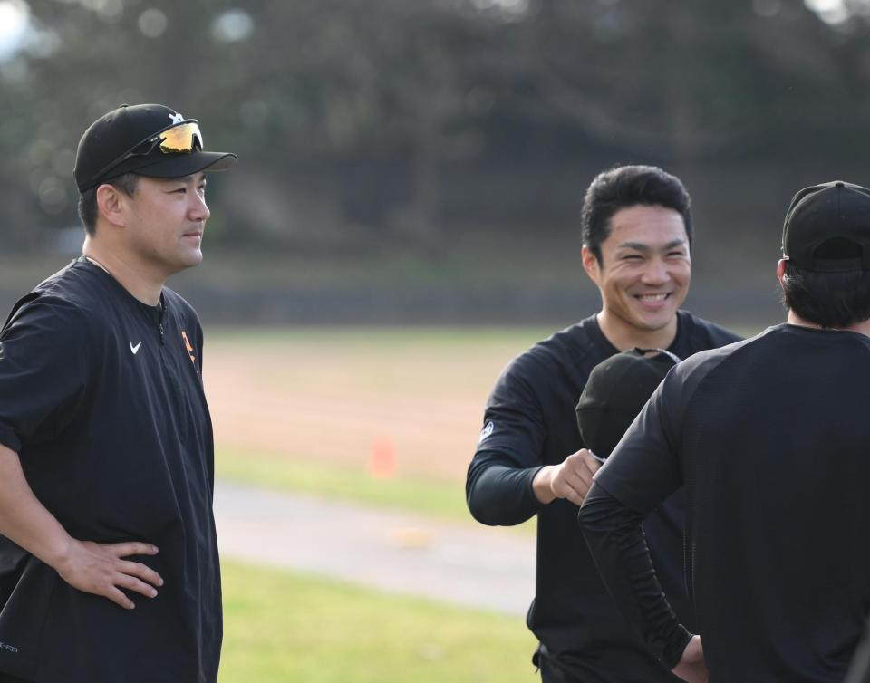 練習の合間に笑顔を見せる則本（右）。左は田中将