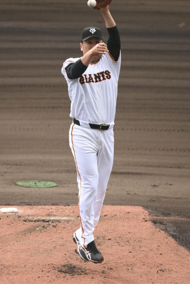 ライブＢＰに登板し甲斐の打球に飛びつく田中将（撮影・開出牧）