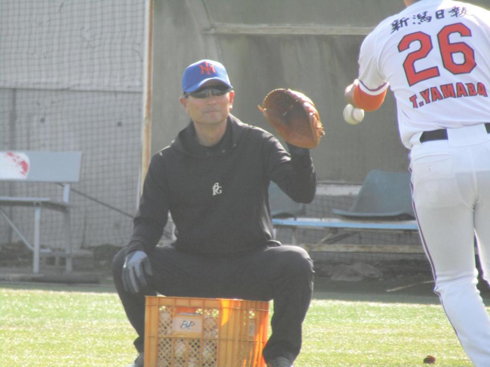 キャンプで選手を見守り、練習のサポートをするオイシックスの桑田真澄ＣＢＯ