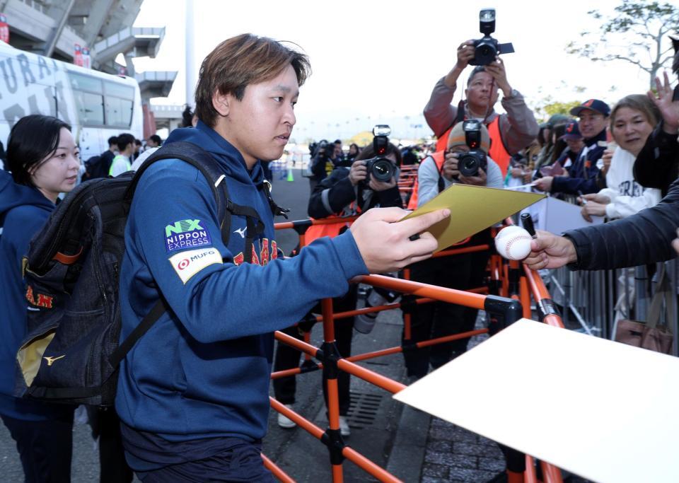 練習を終え、サインに応じるオリックス・宮城大弥＝ひなたサンマリンスタジアム宮崎（撮影・伊藤笙子）