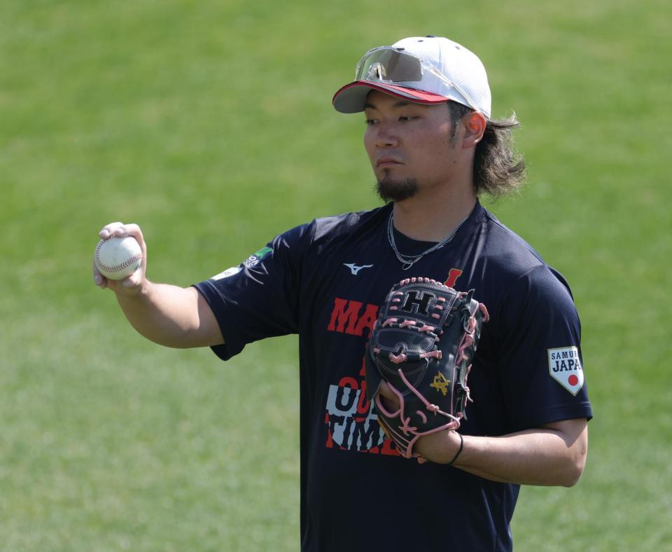 休日返上で調整する伊藤（撮影・金田祐二）