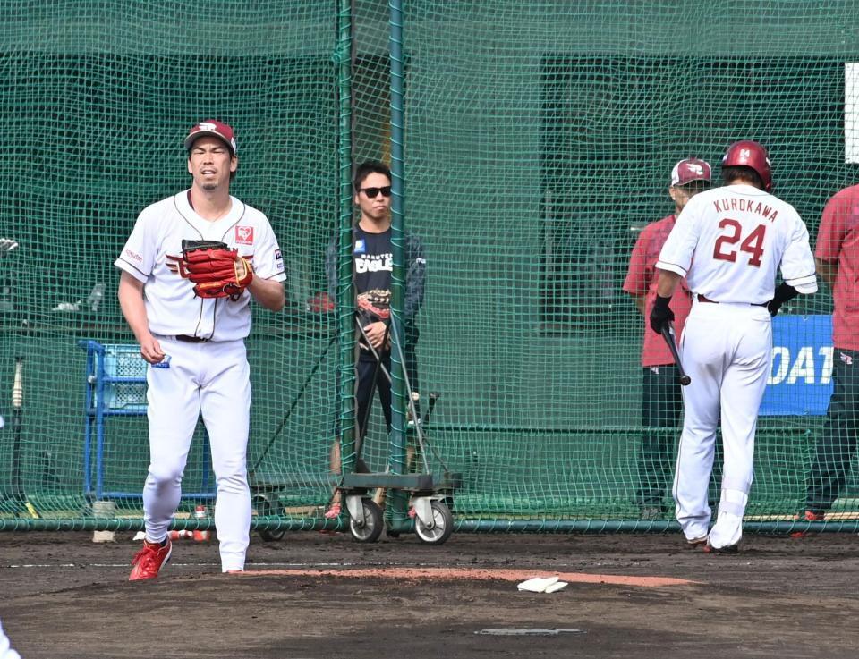 ライブＢＰで黒川（右）を斬って取る前田（撮影・持木克友）