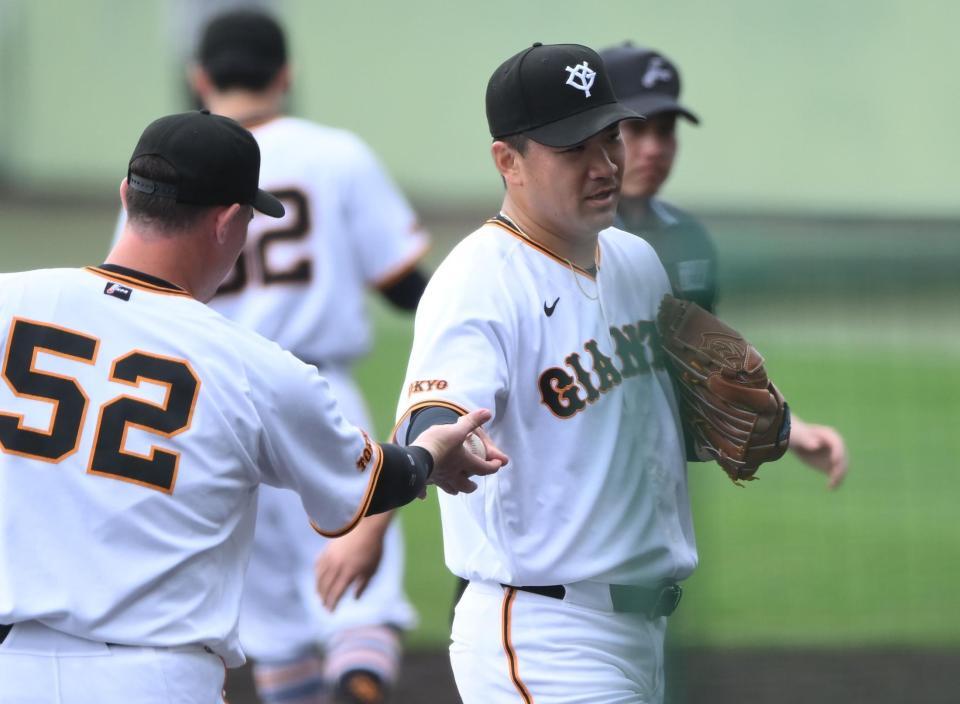 ライブＢＰで最後の打者・佐々木を一ゴロに打ち取り、リチャード（左）から“ウイニングボール”を受け取る田中将（撮影・開出牧）