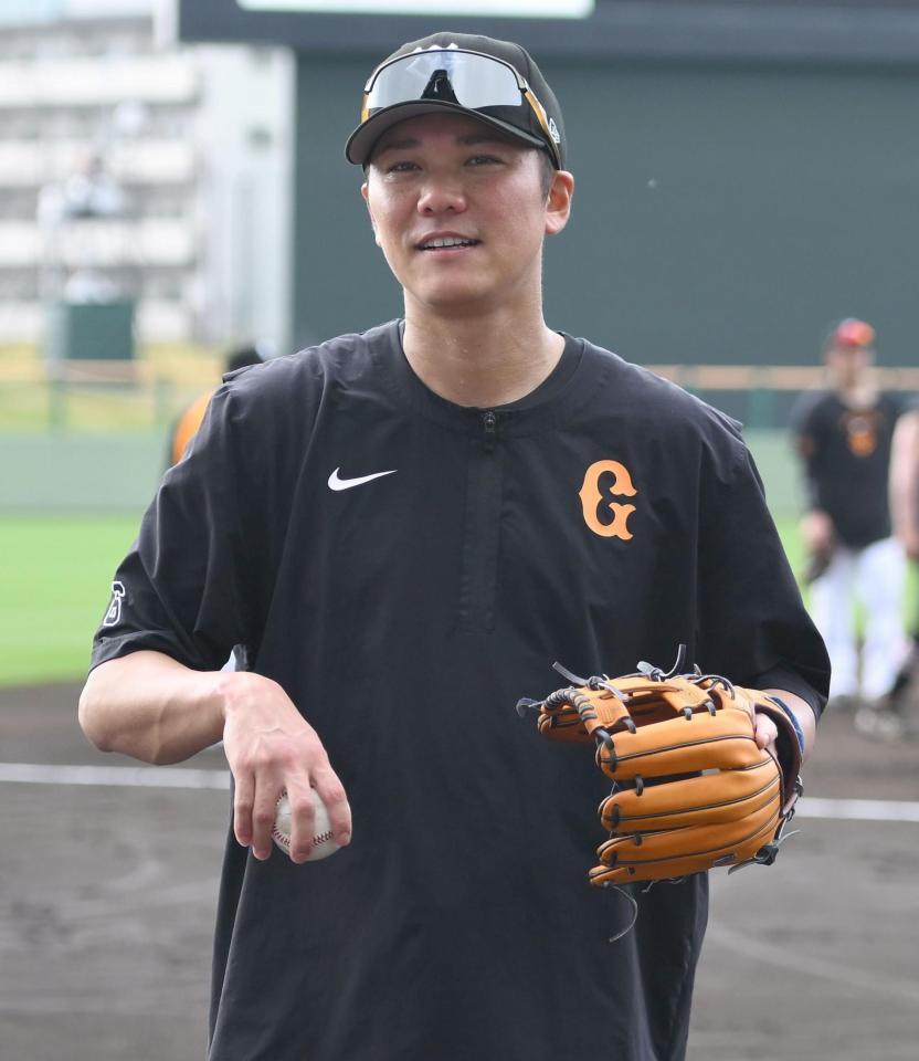 練習の合間に笑みを浮かべる坂本勇（撮影・開出牧）