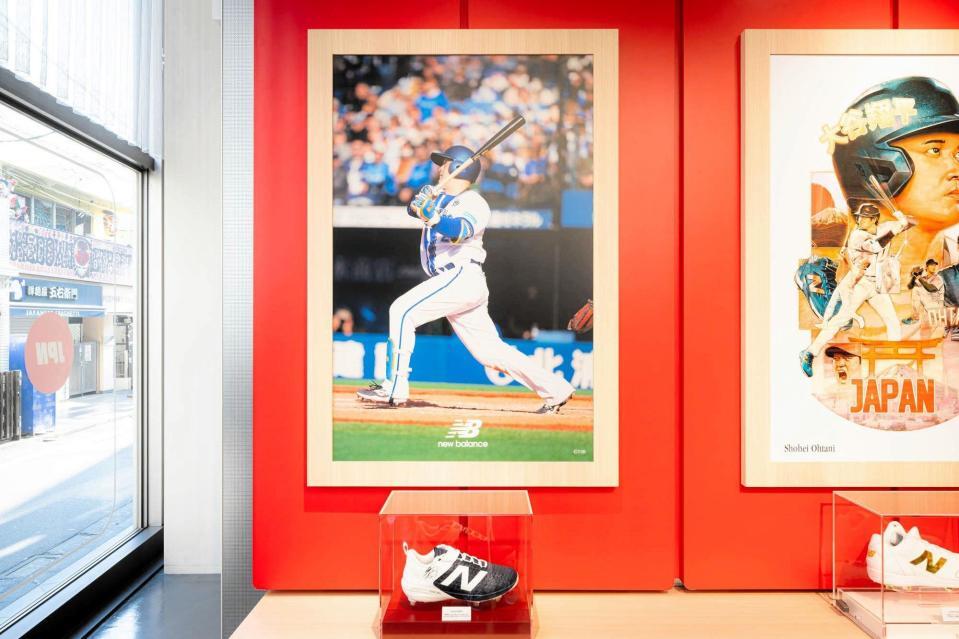 ニューバランス原宿に大谷のスパイク（右）のとなりに飾られている牧のスパイク