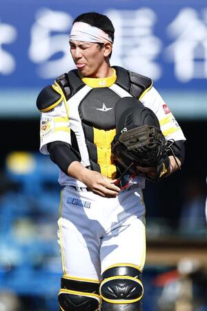 　練習で捕手を務めた栗原