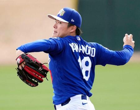 　キャッチボールする山本（共同）